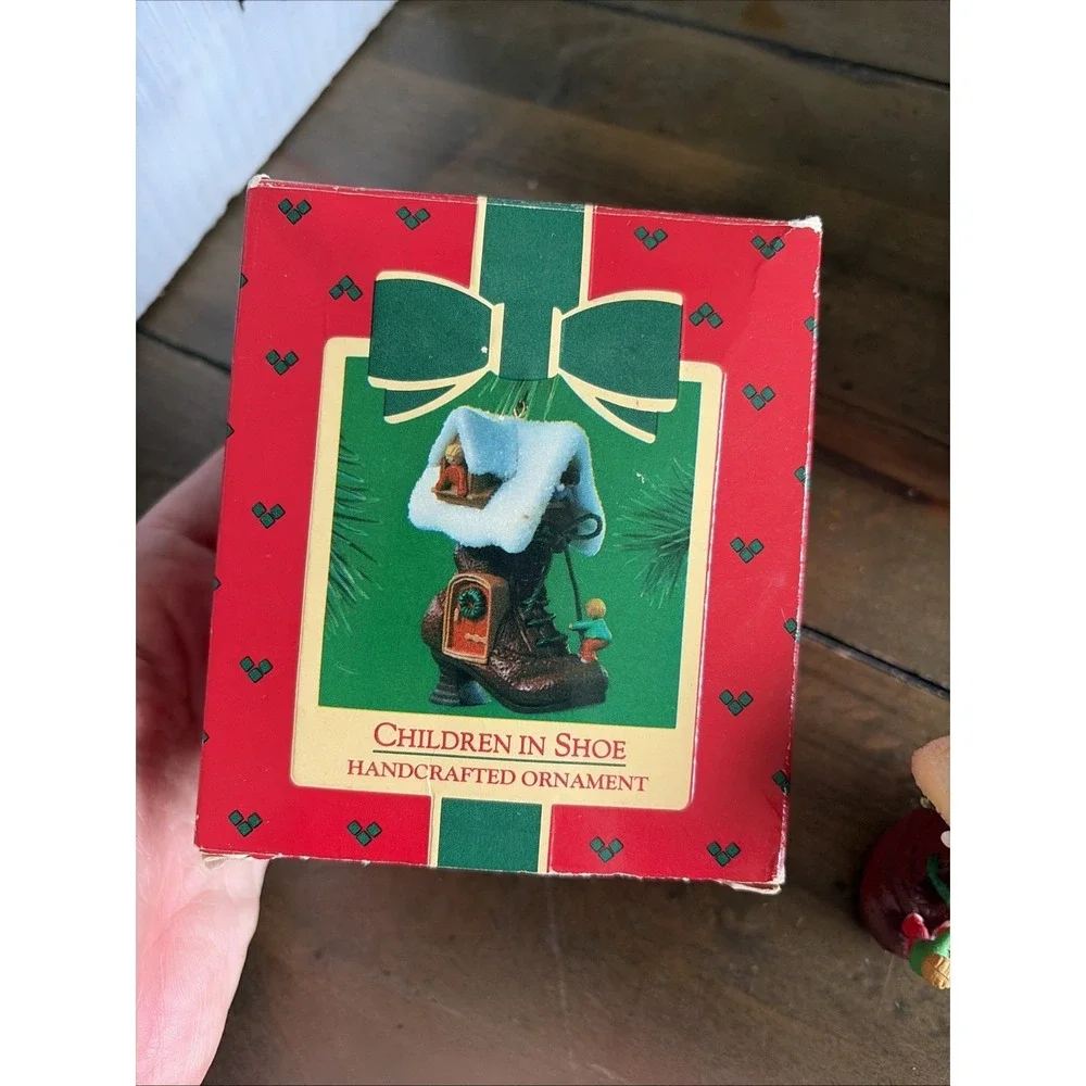 Hallmark Children in Shoe Ornament 1983 Vintage Brown Size OS Nursery Rhyme Box‎